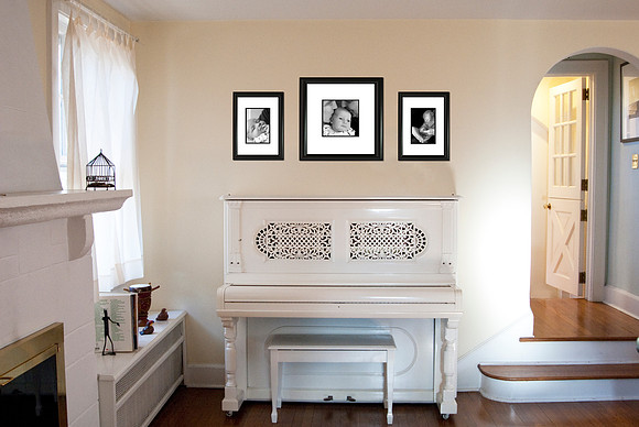 piano with triptych